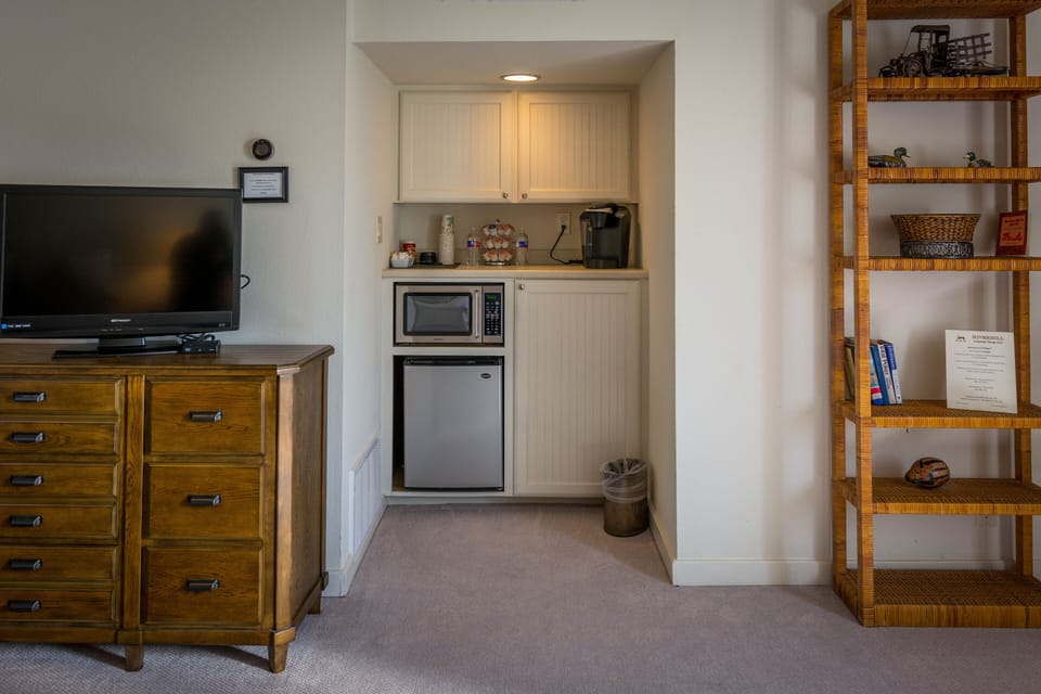 Coffee bar, mini frig and microwave for second upstairs bedroom