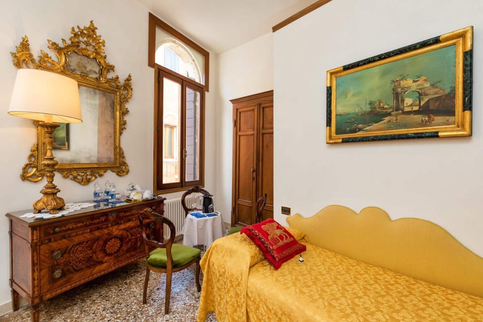 Egyptian cotton sheets, hypo-allergenic bedding, minibar, free WiFi
