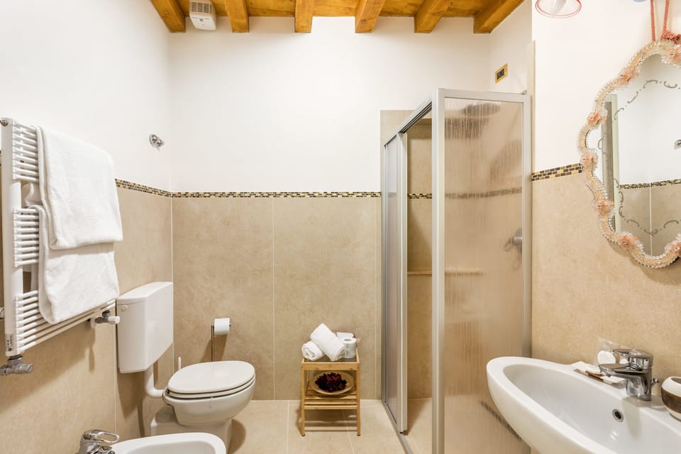 Shower, rainfall showerhead, free toiletries, hair dryer