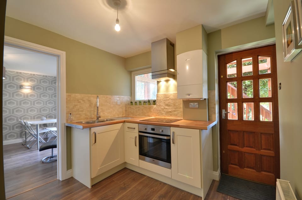 Own central heating, oven and extractor 