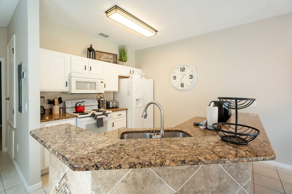 Fully equipped kitchen: duo coffee machine, blender, toaster, crockpot & juicer.