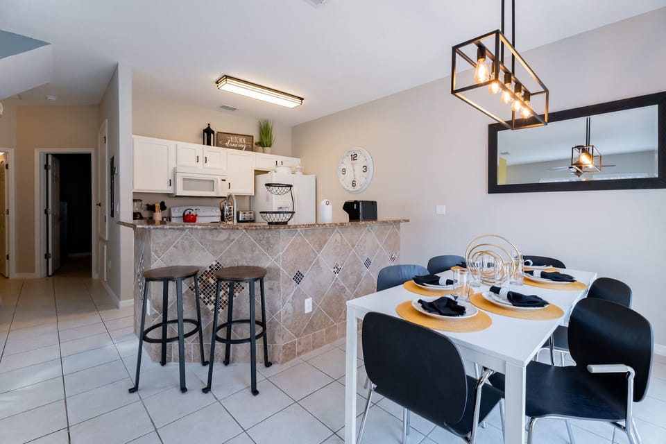 Fully equipped kitchen: duo coffee machine, blender, toaster, crockpot & juicer.