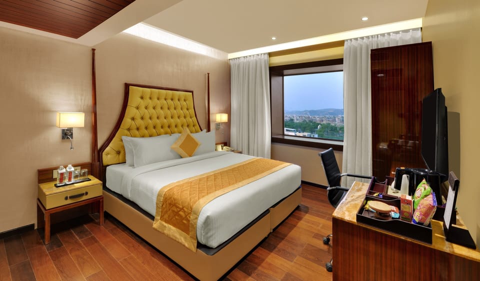 Hazel Suite | Minibar, in-room safe, desk, iron/ironing board