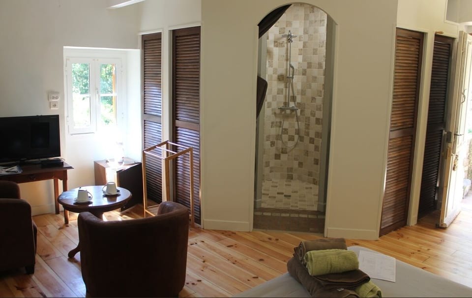 Double Room (Les Cévennes) | Individually decorated, individually furnished, soundproofing, free WiFi