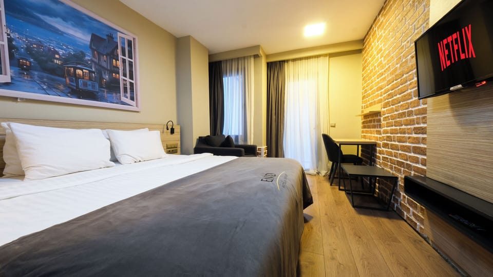 Economy Double Room, 1 Queen Bed (Triple Use) | Premium bedding, minibar, in-room safe, desk