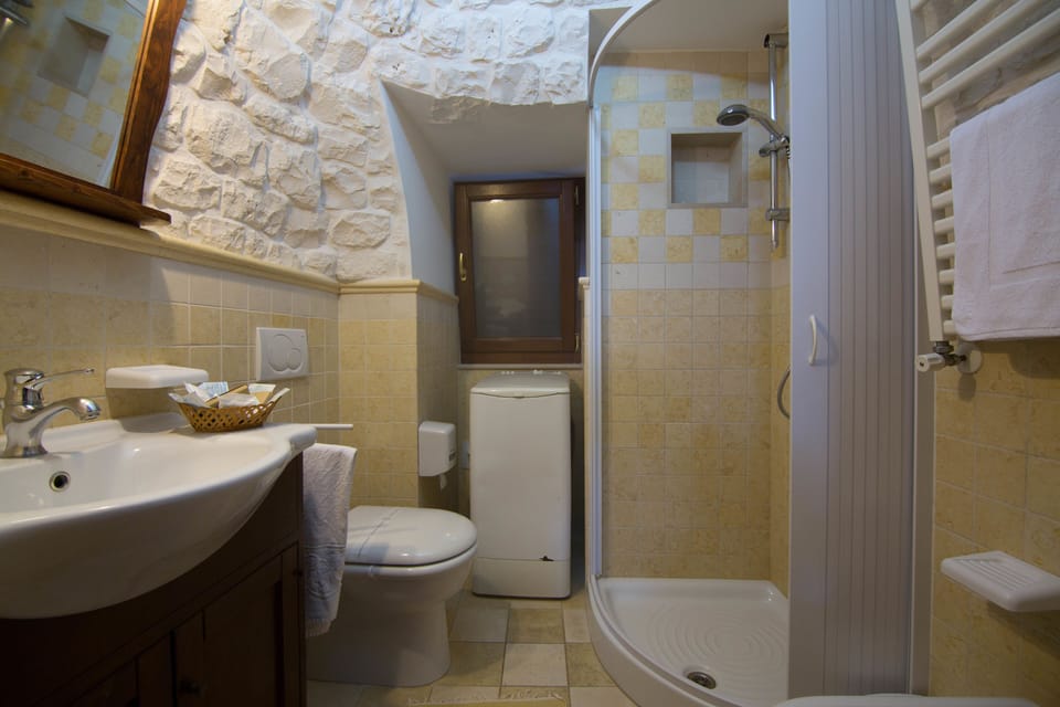 Shower, rainfall showerhead, free toiletries, hair dryer