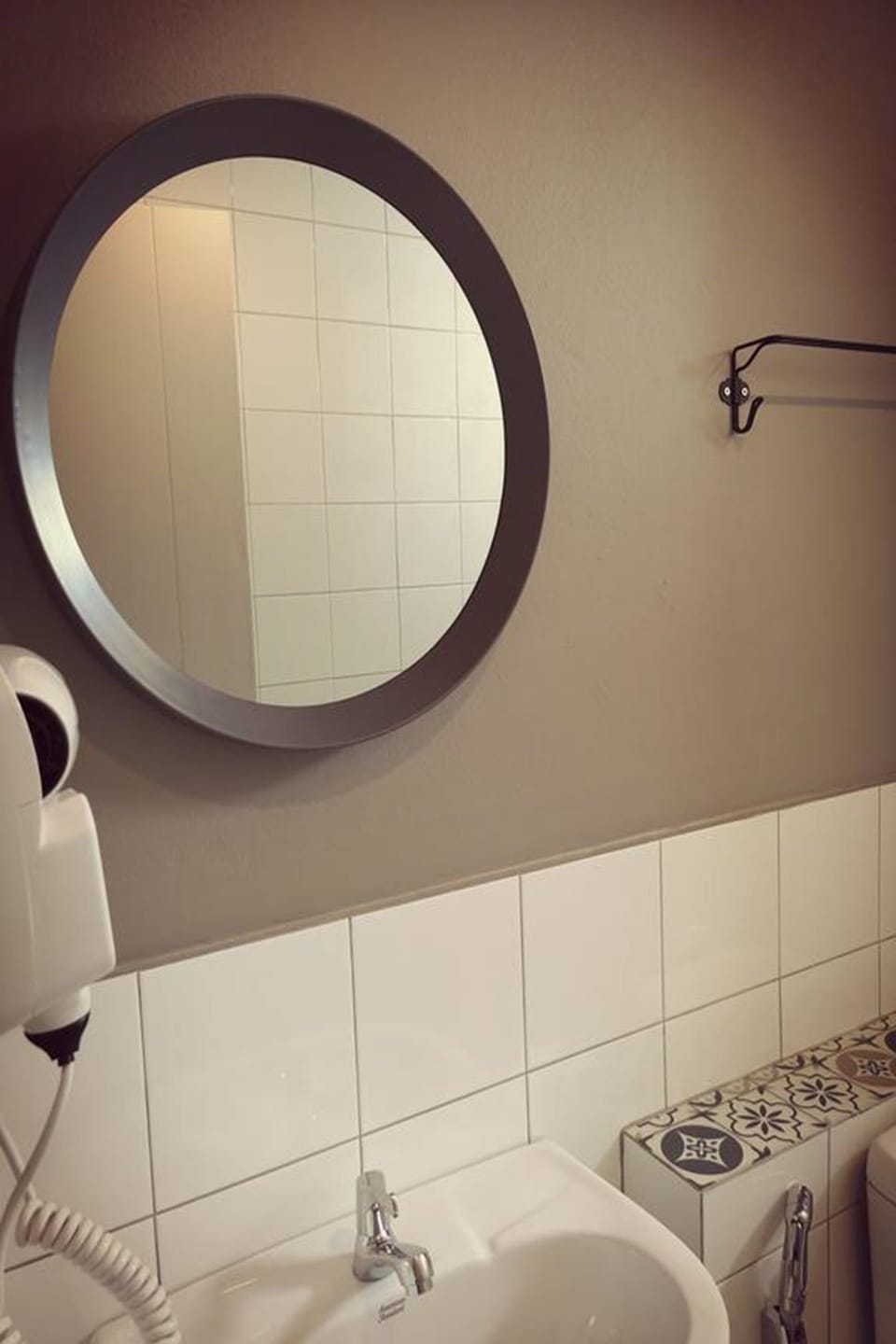 Economy Twin Room, 2 Twin Beds, Non Smoking | Bathroom | Shower, free toiletries, hair dryer, towels