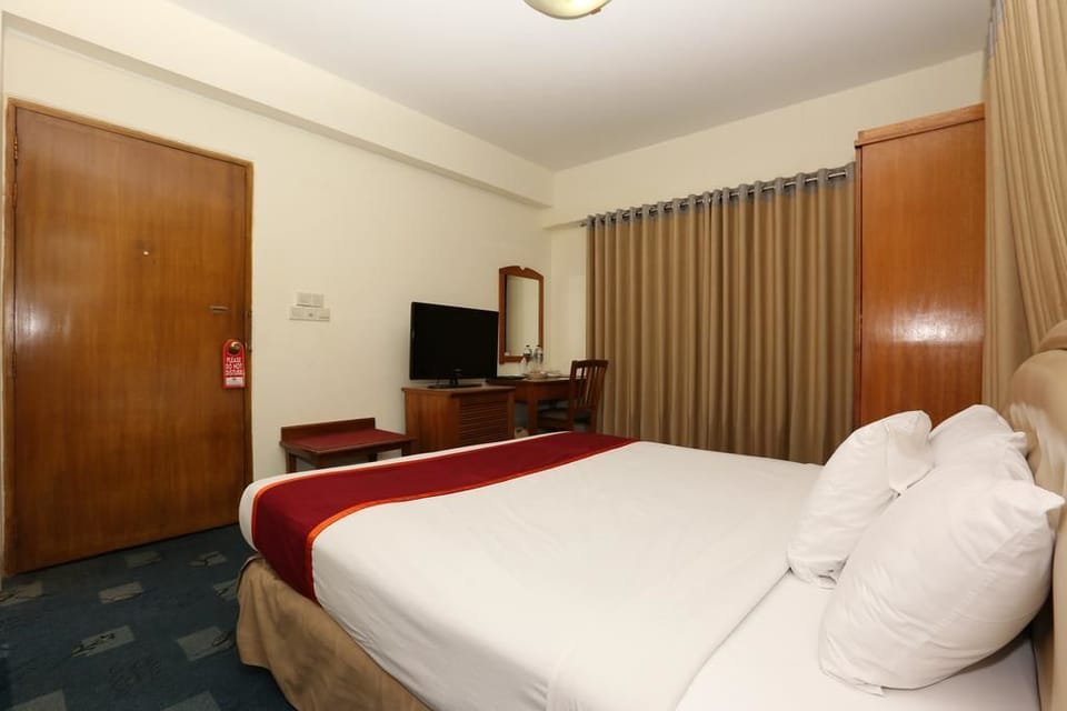 Deluxe Room, 1 Double Bed, Non Smoking | 1 bedroom, in-room safe, desk, iron/ironing board