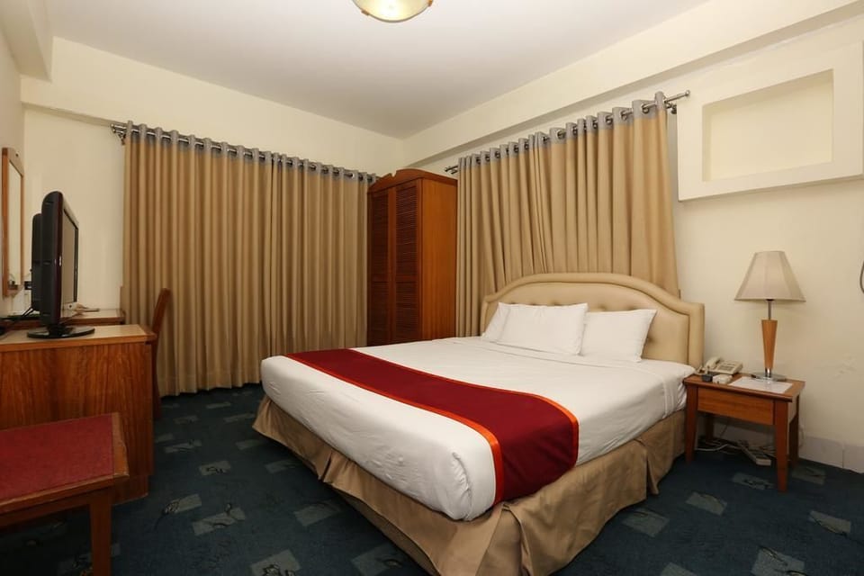 Deluxe Room, 1 Double Bed, Non Smoking | 1 bedroom, in-room safe, desk, iron/ironing board