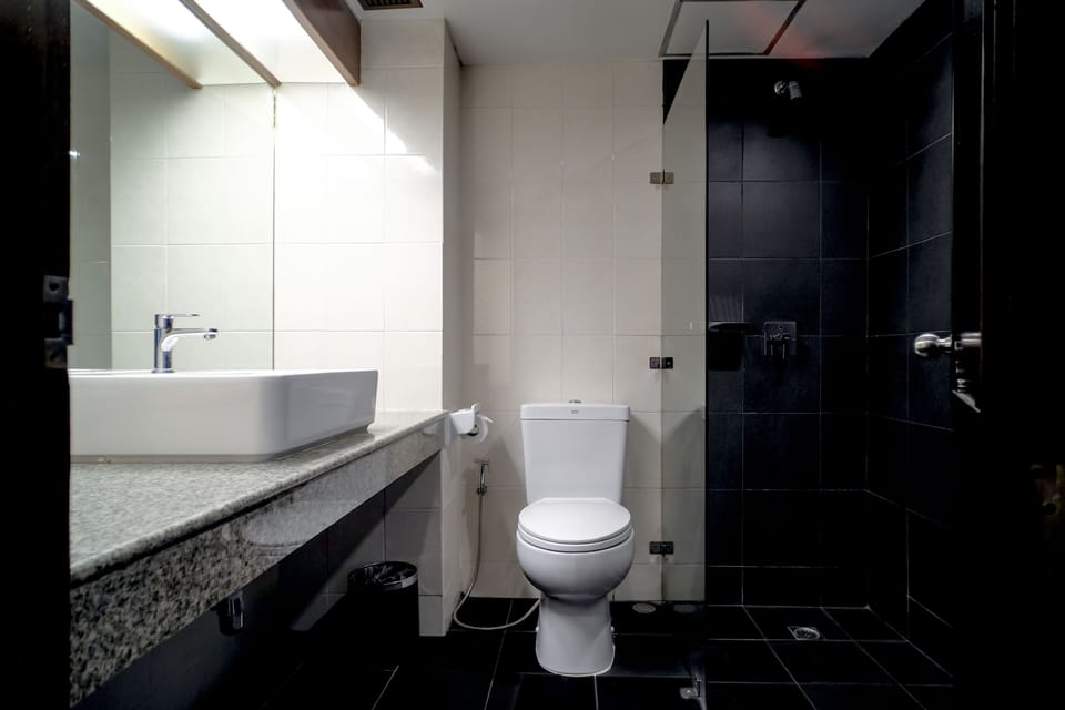 Shower, rainfall showerhead, free toiletries, hair dryer