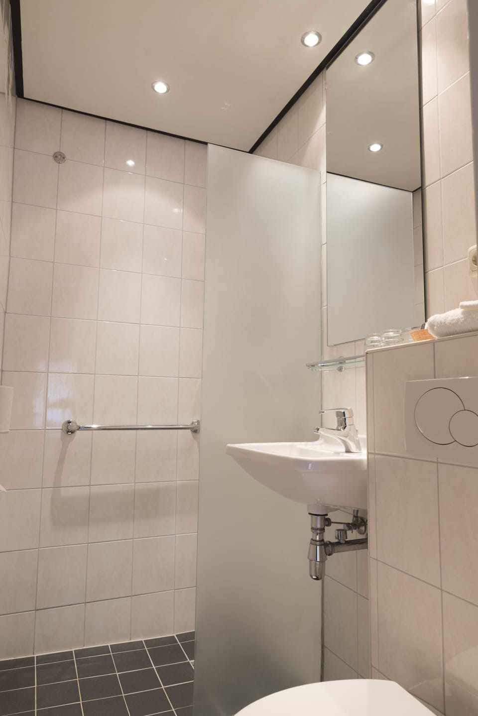 Double Room | Bathroom | Free toiletries, hair dryer, bathrobes, slippers