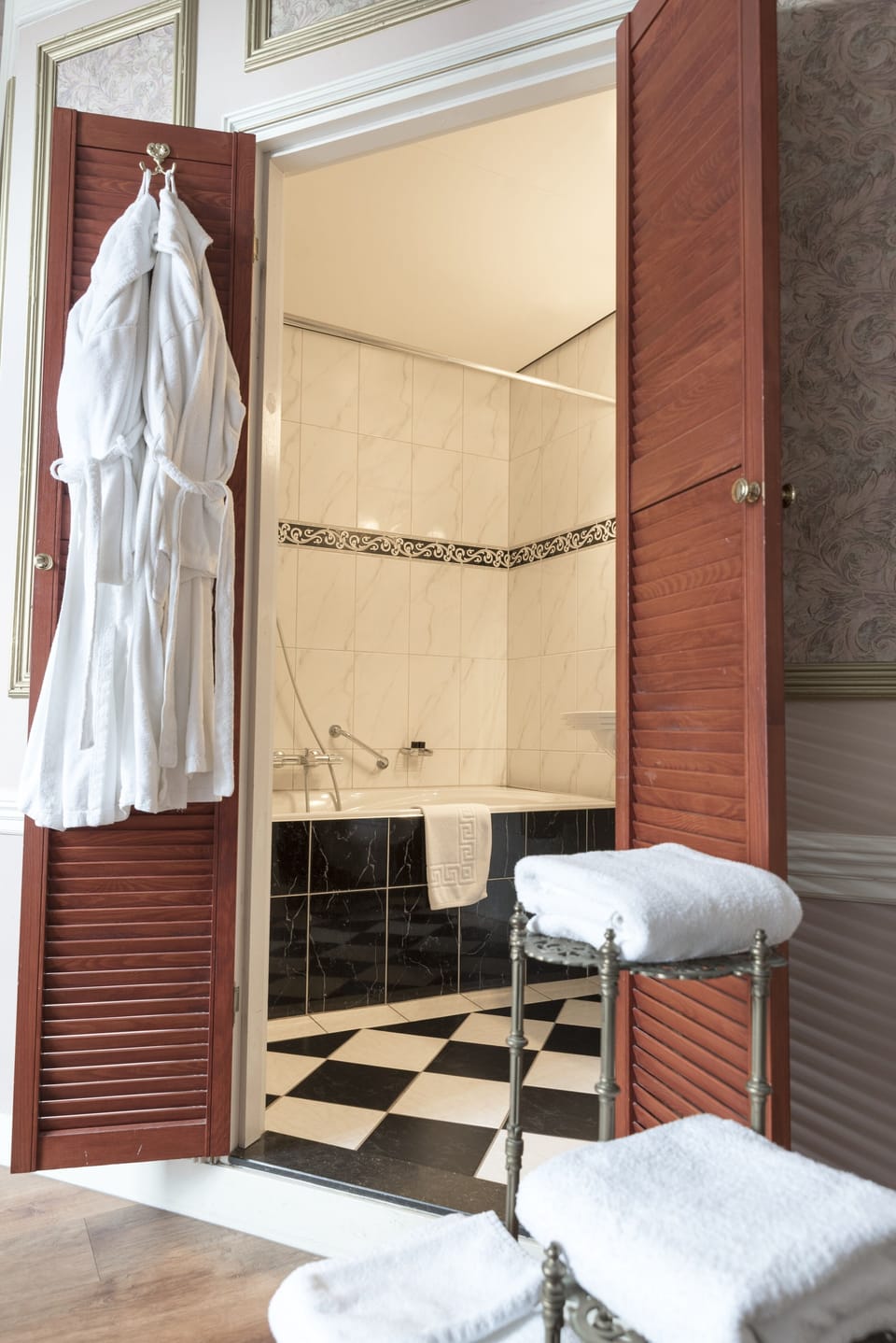 Comfort room with four-poster bed | Bathroom | Free toiletries, hair dryer, bathrobes, slippers