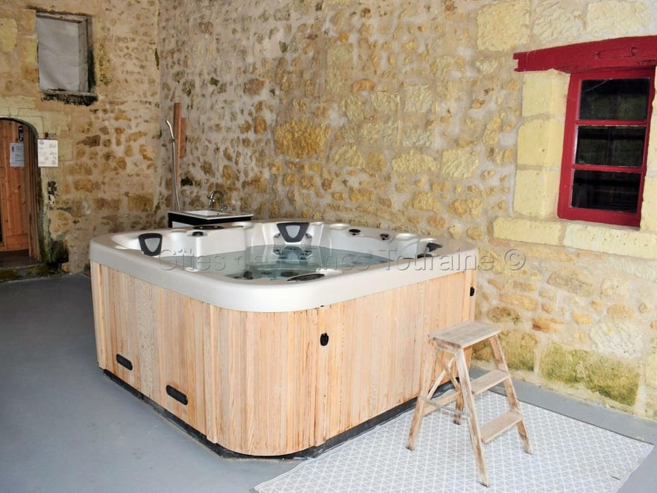Indoor spa tub