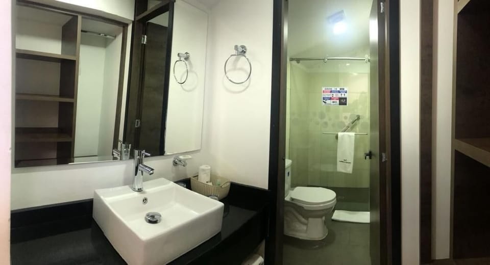 Standard Double Room | Bathroom shower