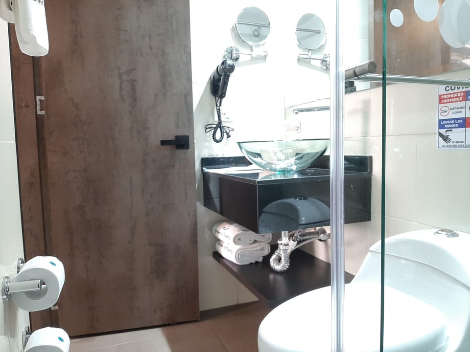 Junior Suite | Bathroom | Shower, rainfall showerhead, free toiletries, slippers
