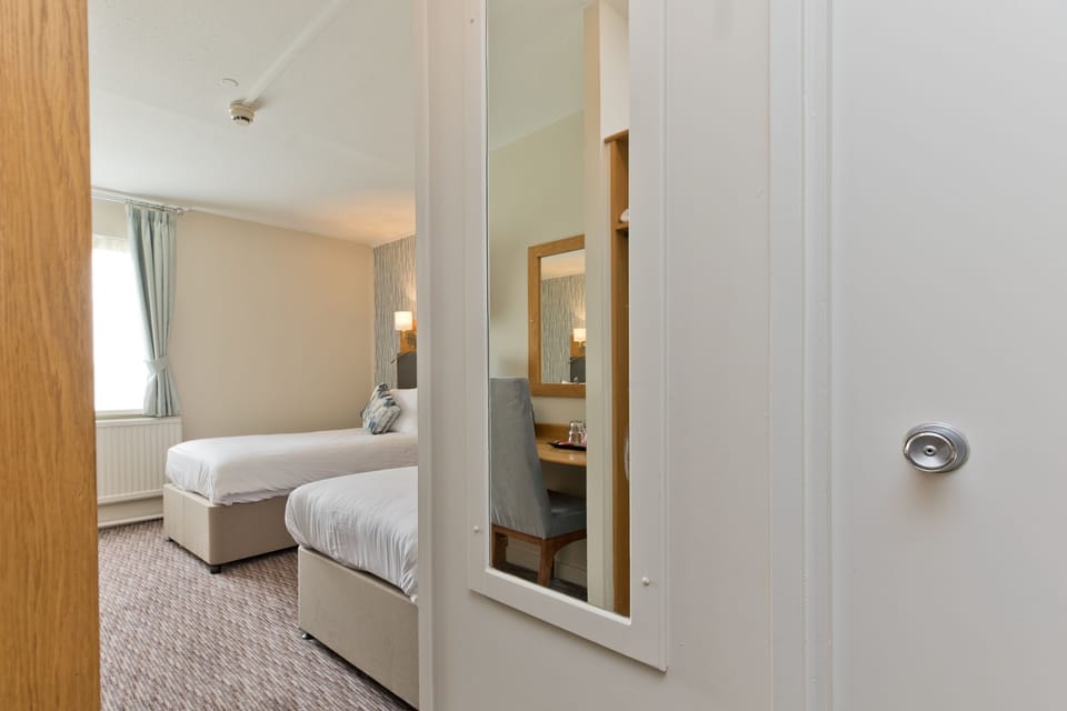Twin Room, Ensuite | Desk, WiFi, bed sheets