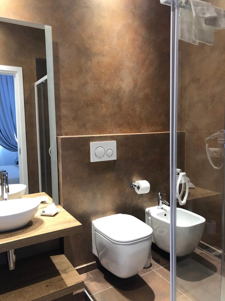 Shower, rainfall showerhead, free toiletries, hair dryer