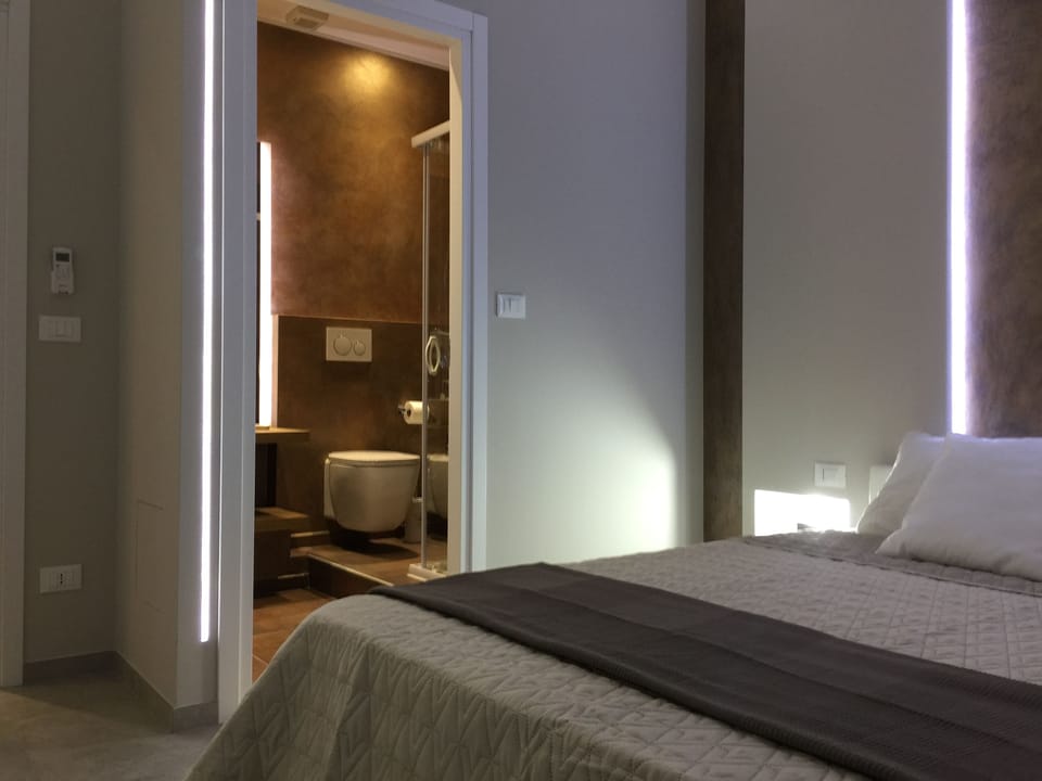 Deluxe Room | In-room safe, desk, blackout drapes, soundproofing