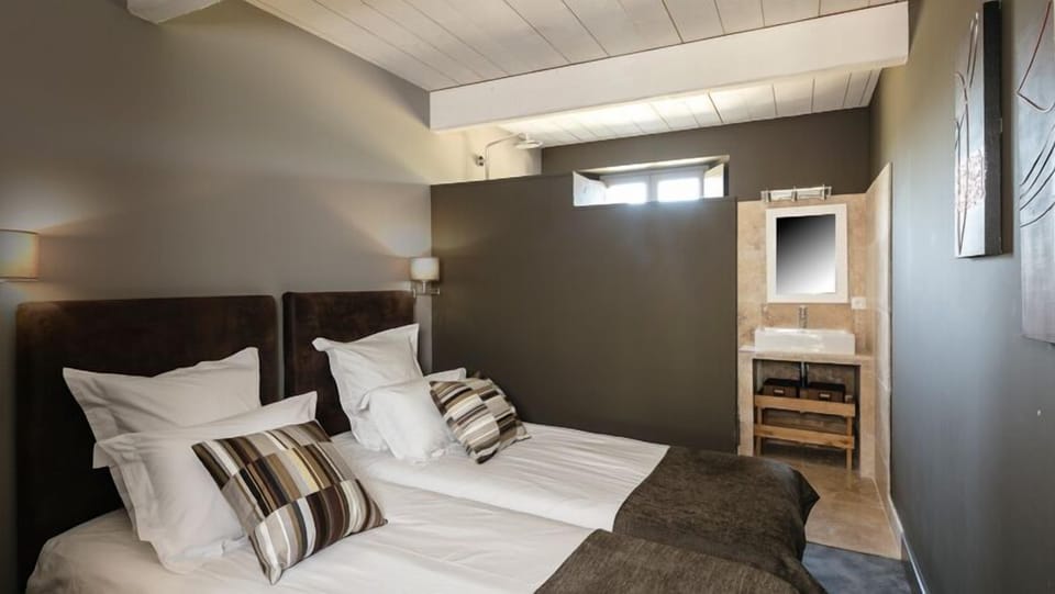 Comfort Cottage, 2 Bedrooms, 2 Bathrooms, Garden View | Premium bedding, individually decorated, individually furnished, desk