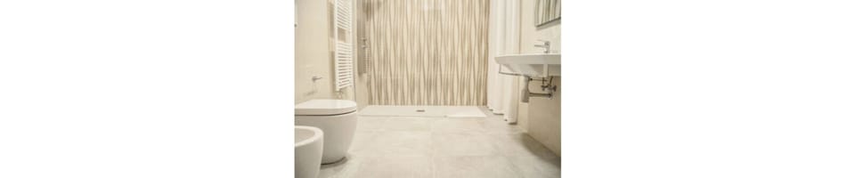 Comfort Suite, Balcony, City View | Bathroom | Shower, free toiletries, hair dryer, bathrobes