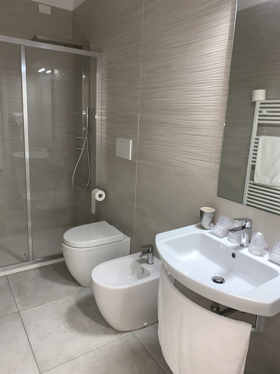 Comfort Double Room, City View | Bathroom | Shower, free toiletries, hair dryer, bathrobes