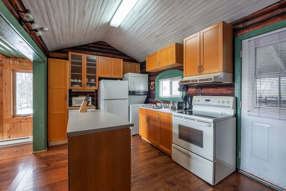 Traditional Chalet, Multiple Beds, Non Smoking | Private kitchen | Coffee/tea maker, fridge, microwave, oven