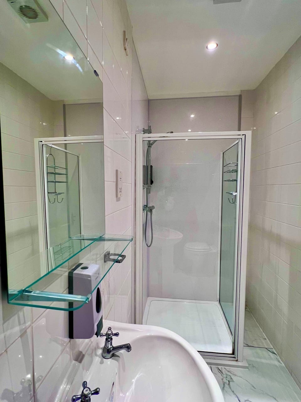 Twin Room | Bathroom | Shower, rainfall showerhead, free toiletries, towels