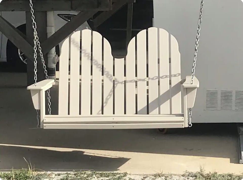 Personal swing facing the beach for your relaxation.