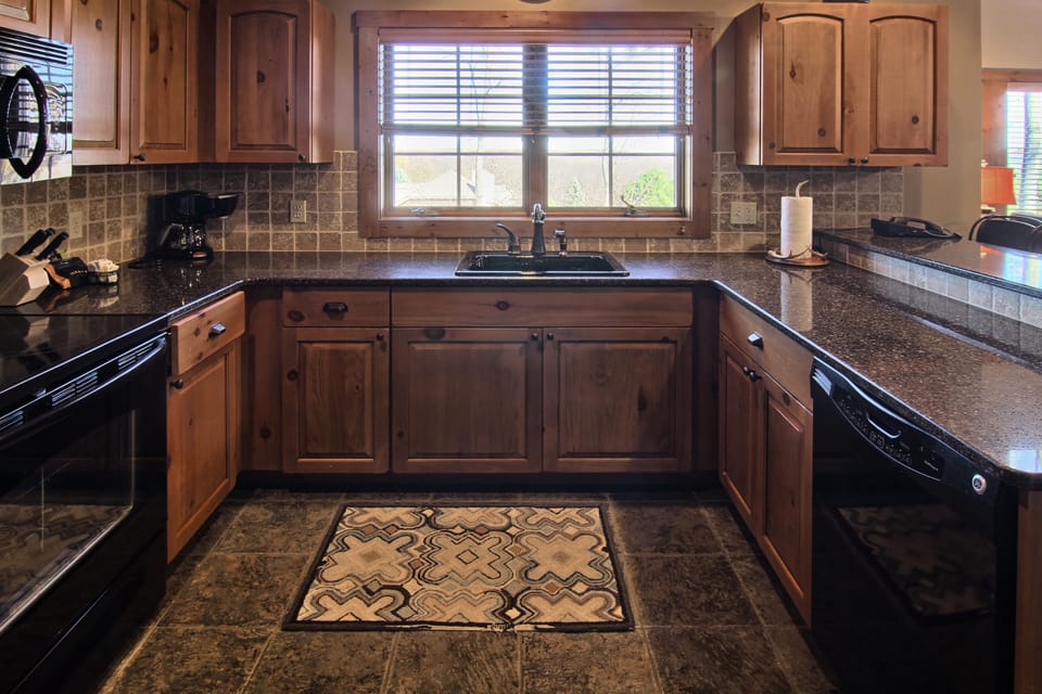 Granite countertops and beautiful wood cabinets in kitchen - Granite countertops and beautiful wood cabinets in kitchen