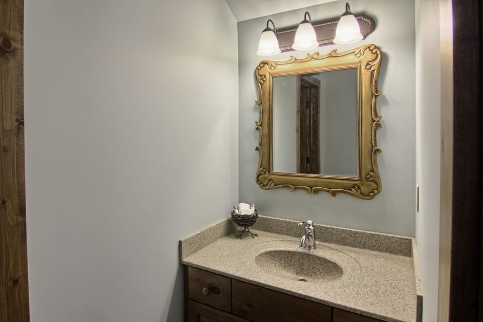 Full bathroom shared by the third and fourth bedrooms - Full bathroom shared by the third and fourth bedrooms