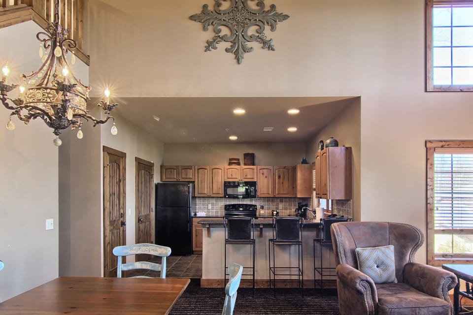 Full Kitchen with seating for 3 on bar stools - Full Kitchen with seating for 3 on bar stools