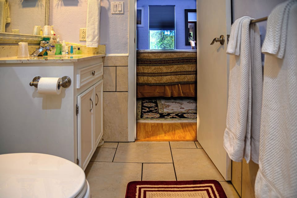 Deluxe Room, 1 Queen Bed, Upstairs (Cypress Fairway 2) | Bathroom | Combined shower/tub, free toiletries, hair dryer, towels