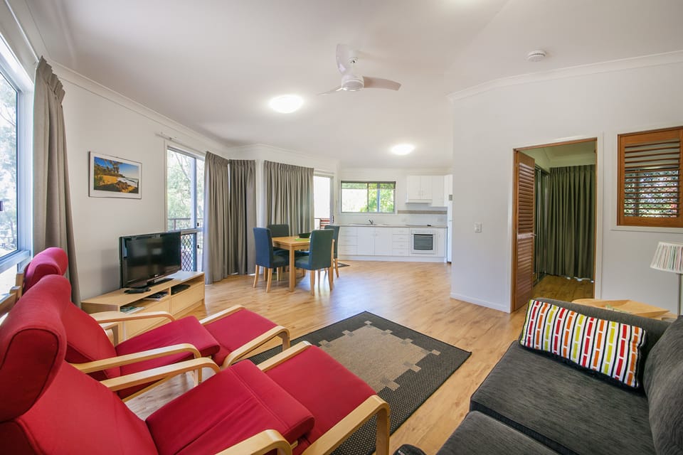 Deluxe Apartment, 1 Queen Bed | Living room | Flat-screen TV