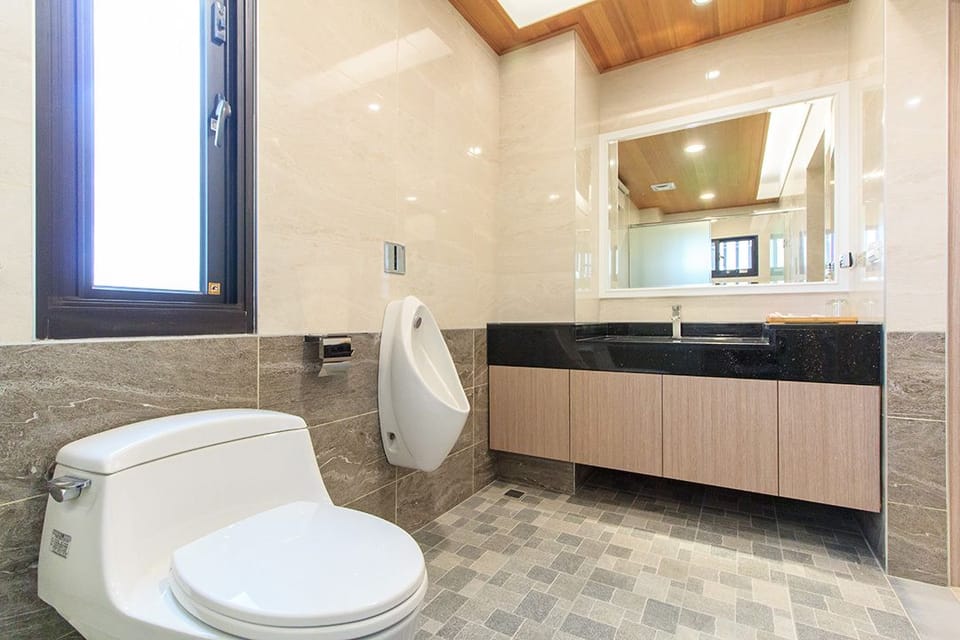 Deluxe Double Room, 1 King Bed, Non Smoking | Bathroom shower