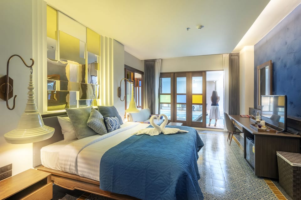Jacuzzi Pool Access | Egyptian cotton sheets, premium bedding, minibar, in-room safe