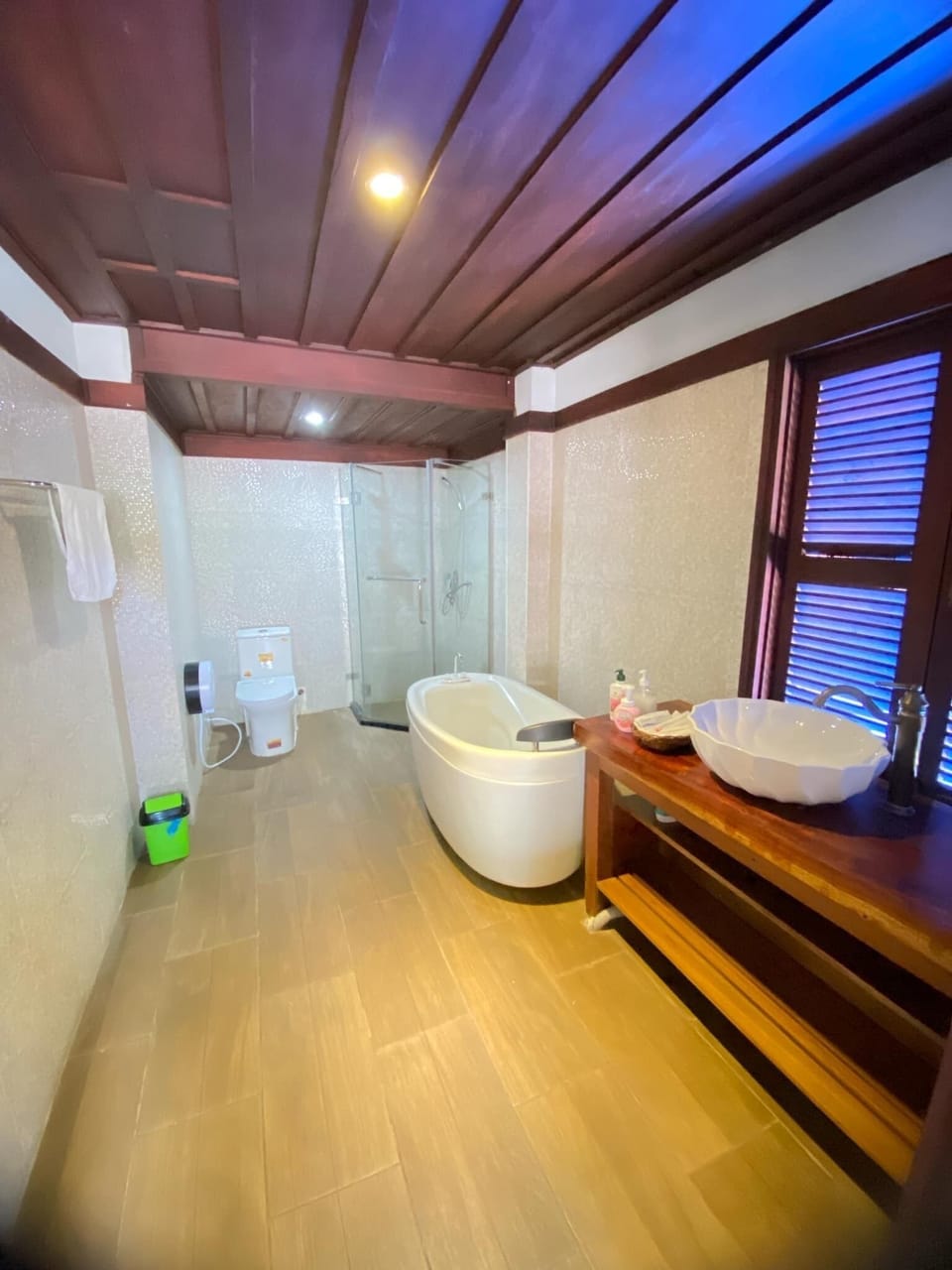 Portable bathtub seat