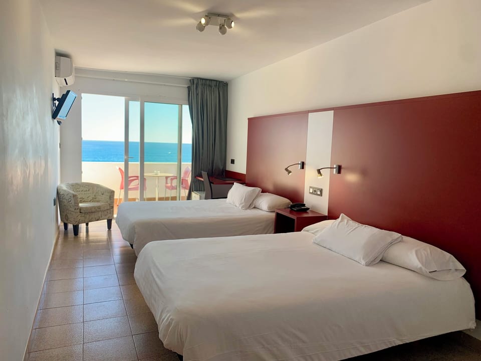 Double Room, Sea View | Minibar, in-room safe, desk, soundproofing