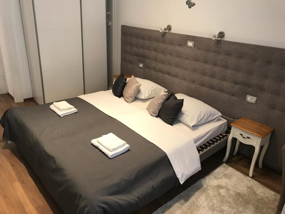 In-room safe, desk, soundproofing, free WiFi