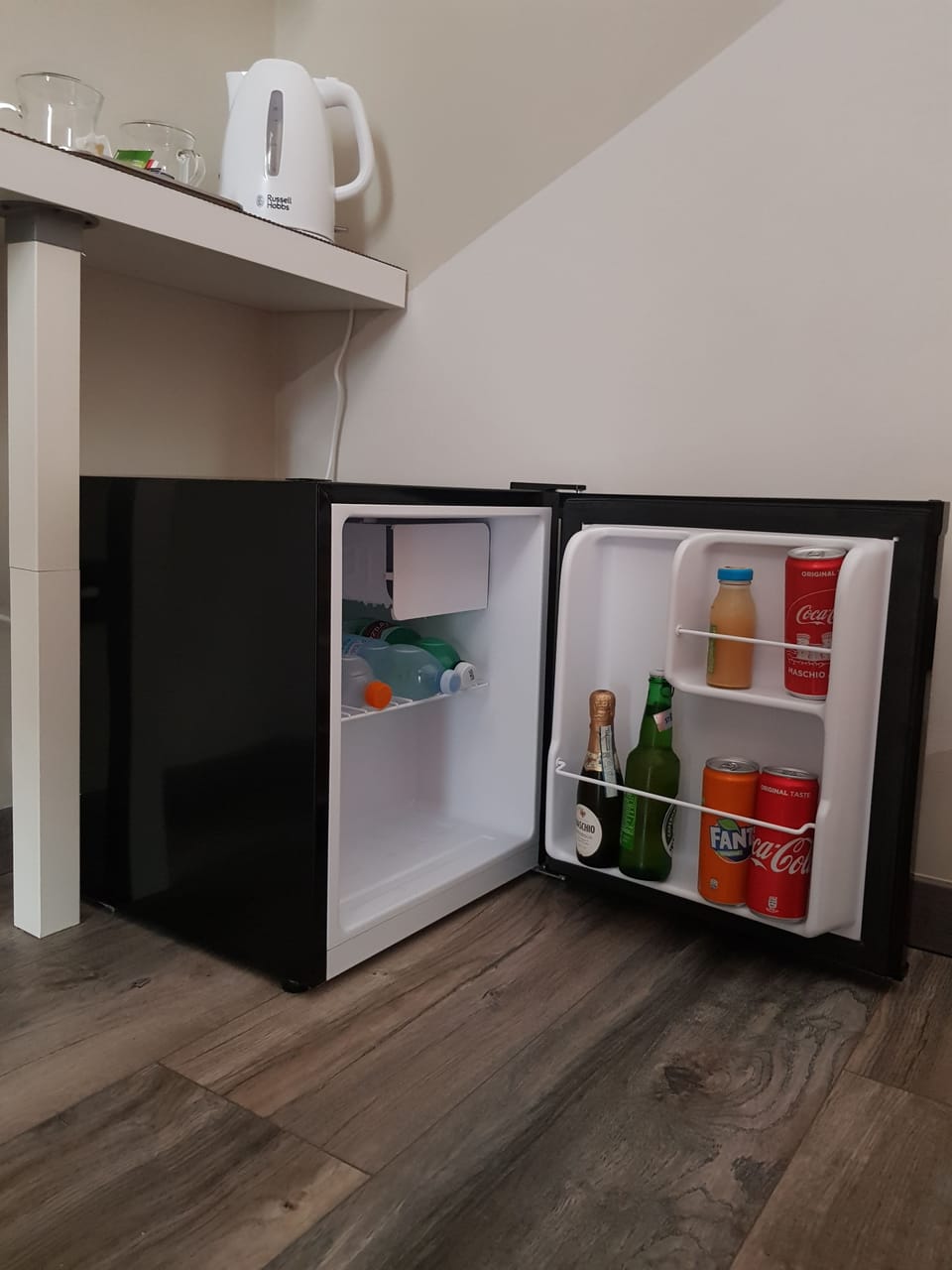 Classic Double Room, Balcony (Pollock) | Minibar, individually decorated, desk, blackout drapes