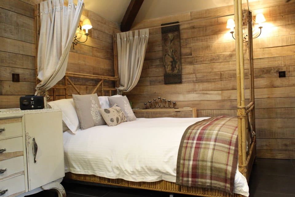 Deluxe Cabin | 1 bedroom, iron/ironing board, free WiFi, bed sheets