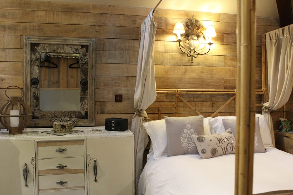 Deluxe Cabin | 1 bedroom, iron/ironing board, free WiFi, bed sheets