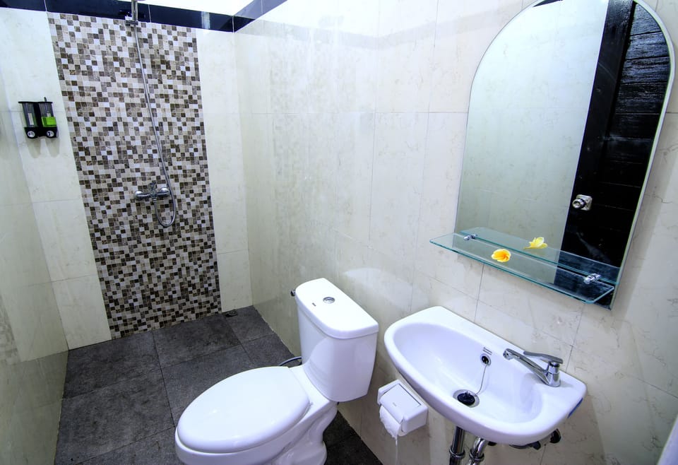 Standard Room | Bathroom | Shower, free toiletries, slippers, towels