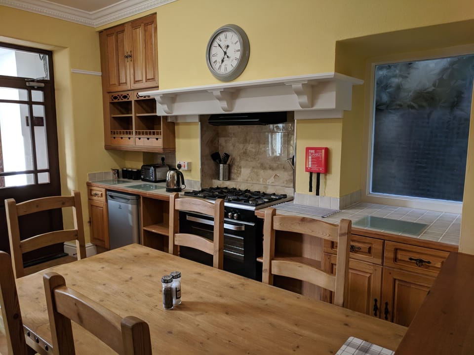 House, 6 Bedrooms, Private Bathroom | Private kitchen | Fridge, oven, electric kettle, toaster