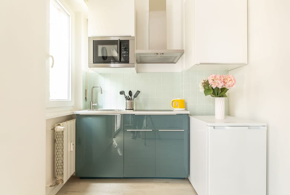 Studio | Private kitchenette | Fridge, microwave, stovetop, cookware/dishes/utensils