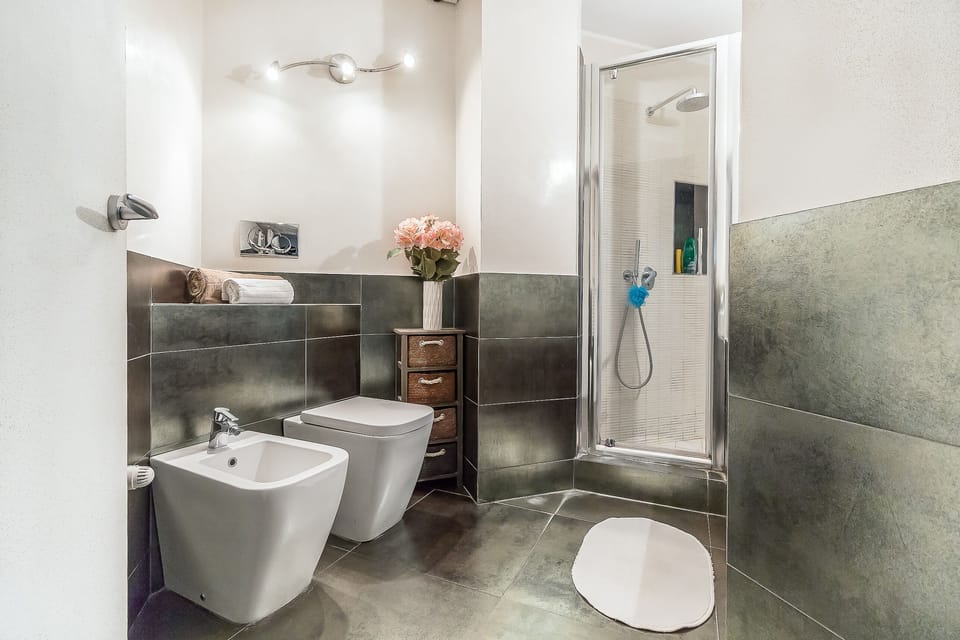 Duplex, 2 Bedrooms (Porta Romana M3) | Bathroom | Shower, bidet, towels, soap