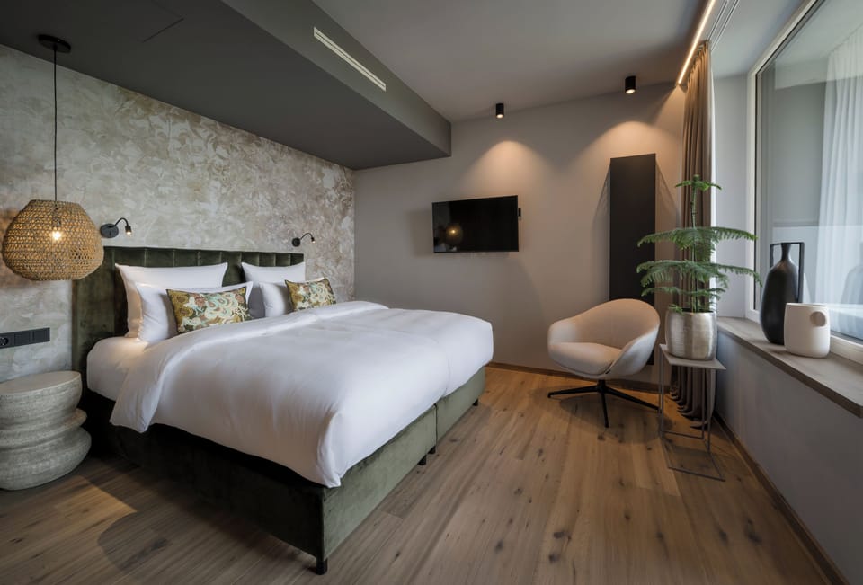 Chalet Spa Suite | Hypo-allergenic bedding, minibar, in-room safe, desk