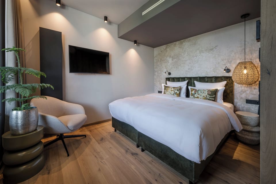 Chalet Spa Suite | Hypo-allergenic bedding, minibar, in-room safe, desk