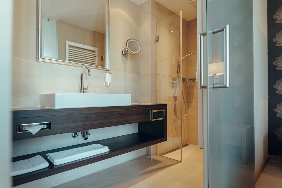 Hypo-allergenic bedding, minibar, in-room safe, desk
