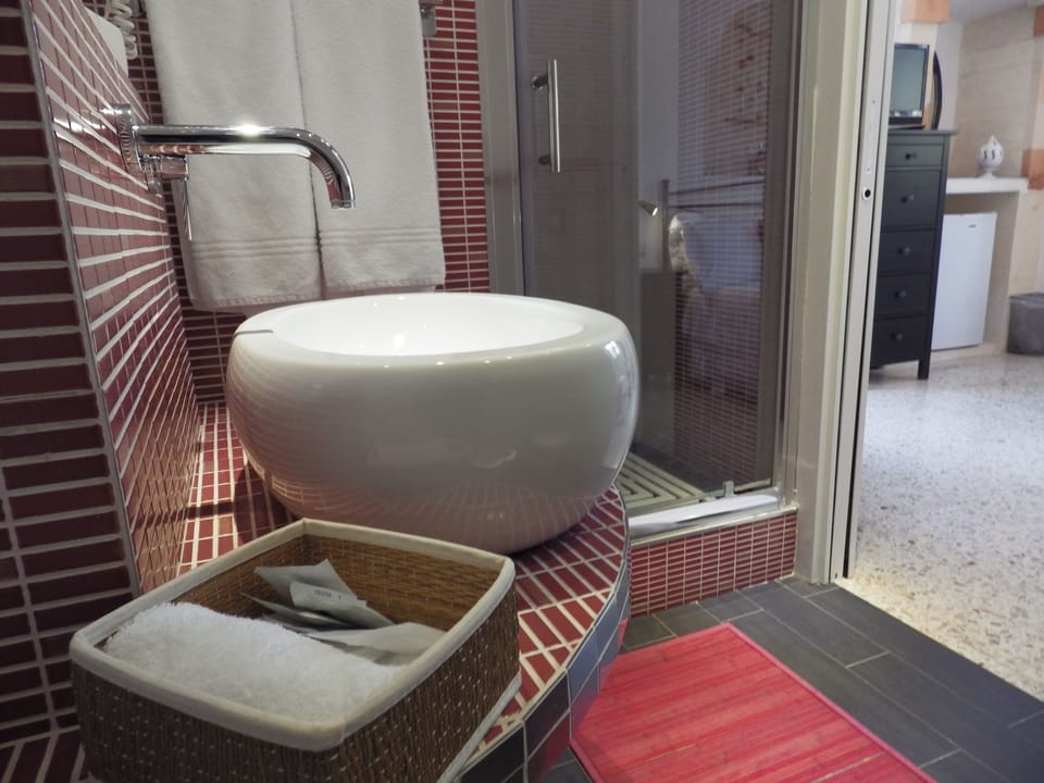 Double Room | Bathroom | Shower, free toiletries, hair dryer, bidet