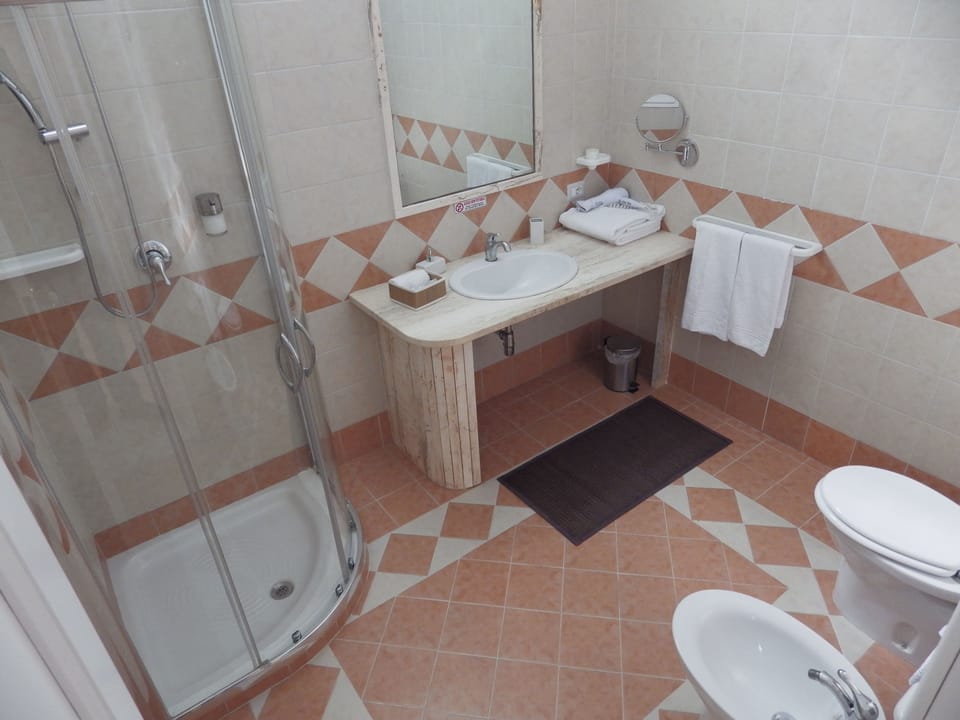Superior Double Room | Bathroom | Shower, free toiletries, hair dryer, bidet